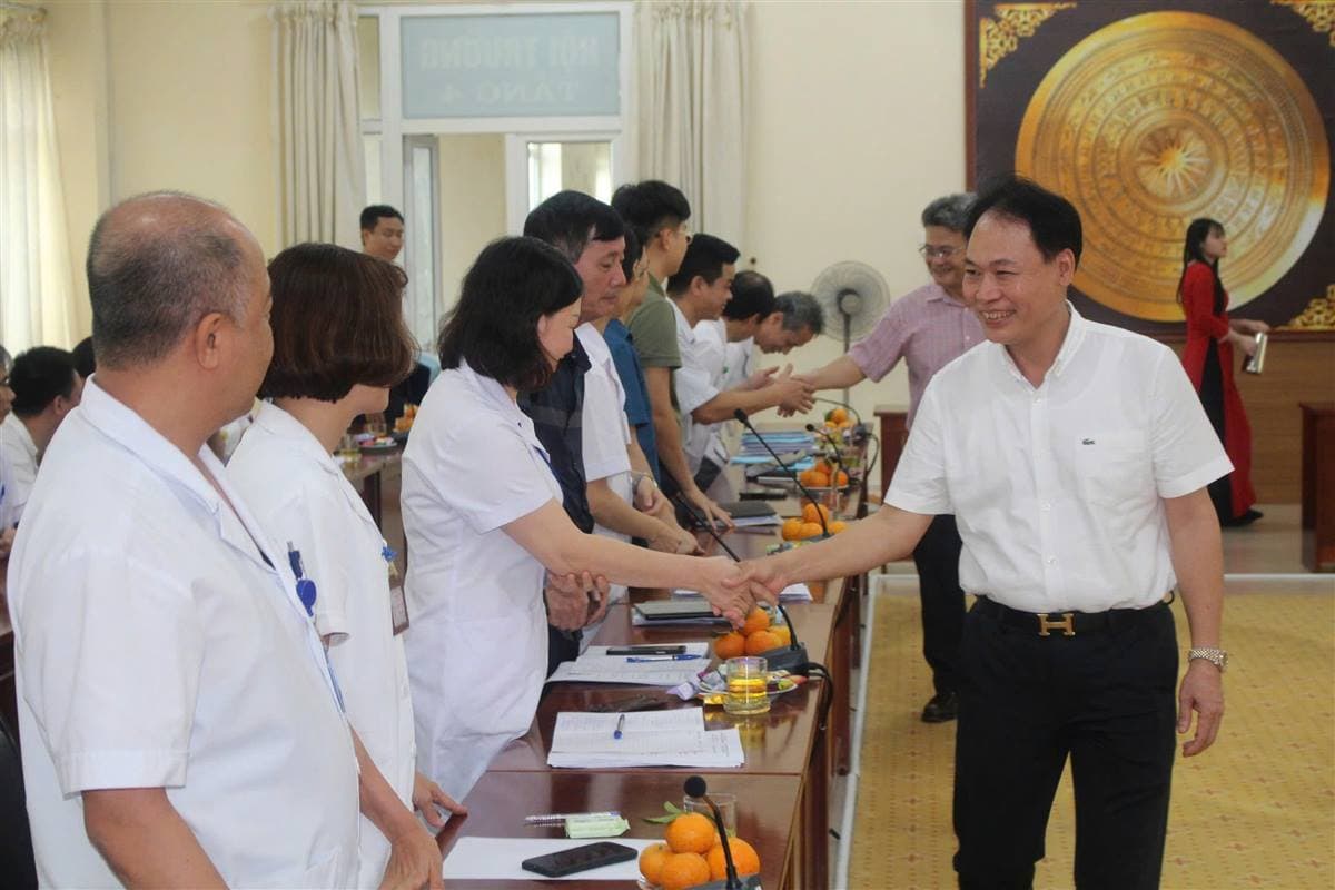 Giám đốc Sở Y tế thăm và làm việc tại Trung tâm bảo vệ sức khỏe cán bộ, Bệnh viện Đa khoa Hải Dương và Trung tâm Y tế Thanh Hà