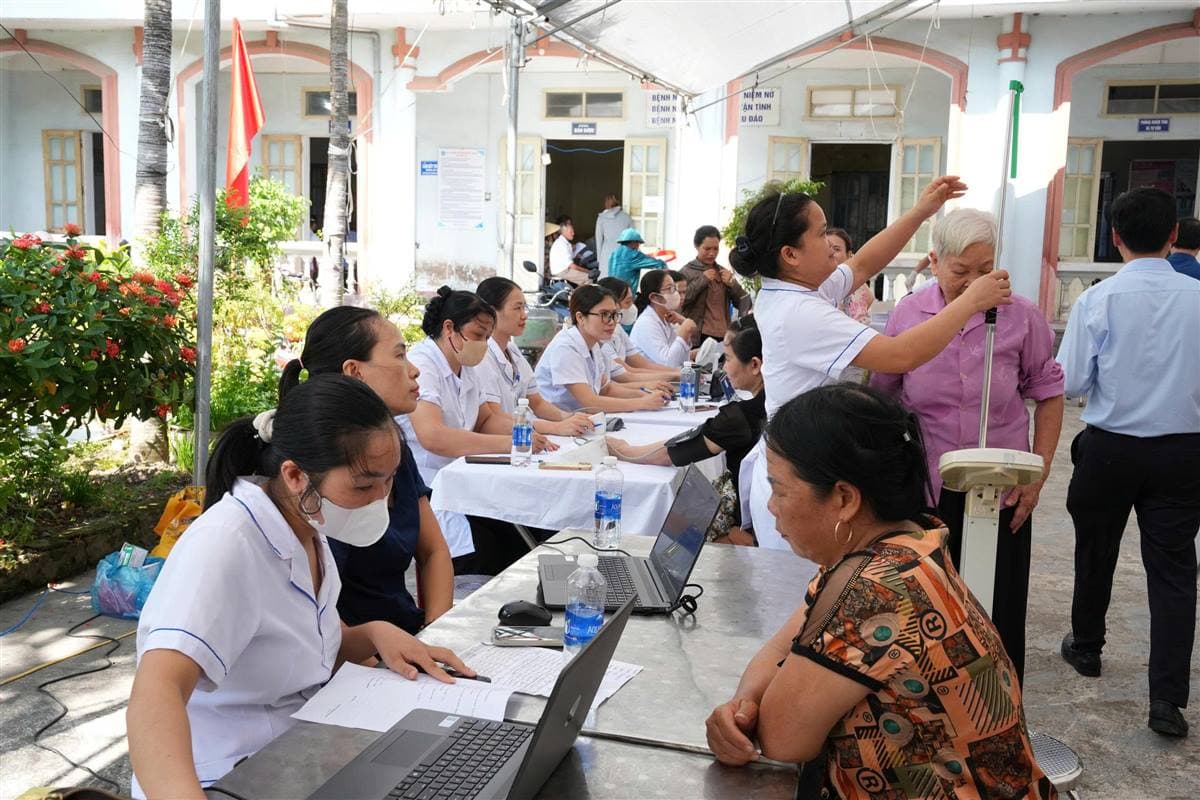Khám sức khỏe định kỳ miễn phí: Không phải ai cũng cần làm tất cả xét nghiệm