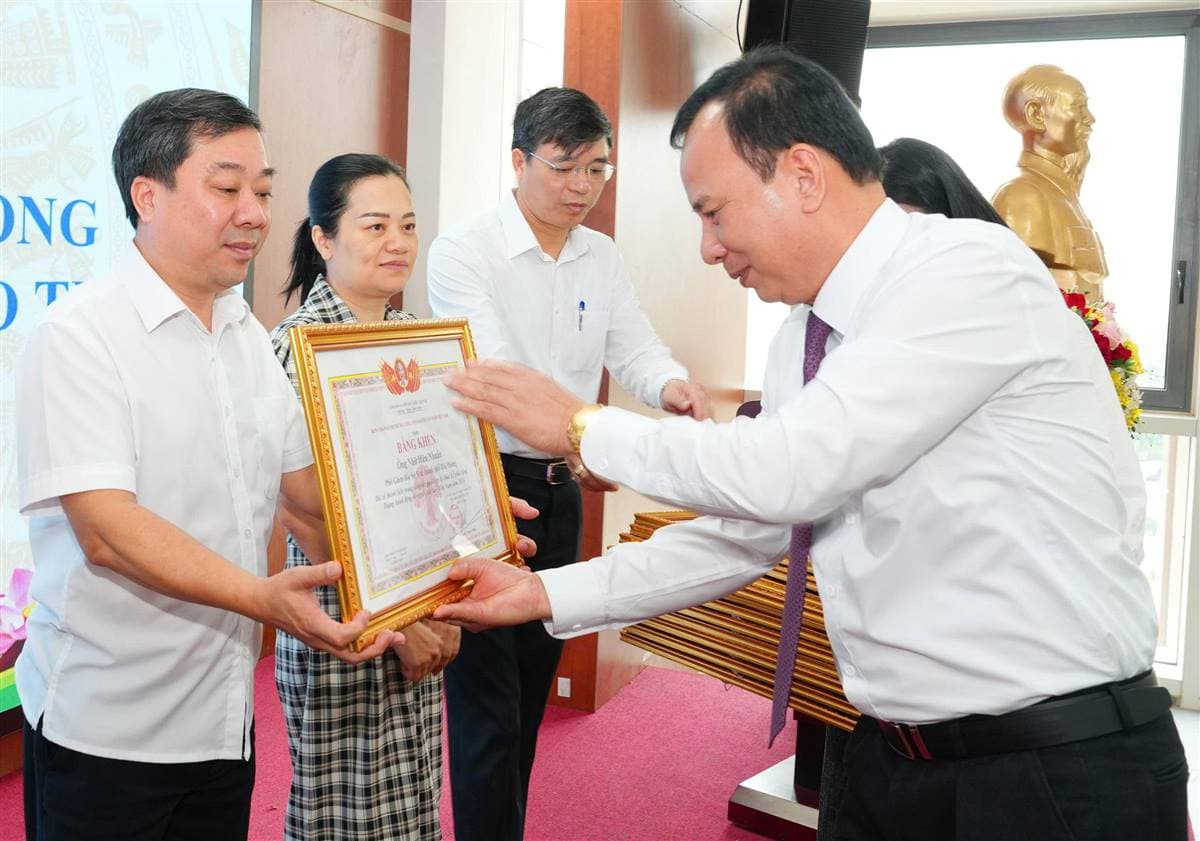 Tặng Bằng khen cho các tập thể và cá nhân có thành tích trong công tác tổ chức Lễ phát động Tháng hành động người cao tuổi Việt Nam. 