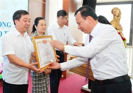 Tặng Bằng khen cho các tập thể và cá nhân có thành tích trong công tác tổ chức Lễ phát động Tháng hành động người cao tuổi Việt Nam. 