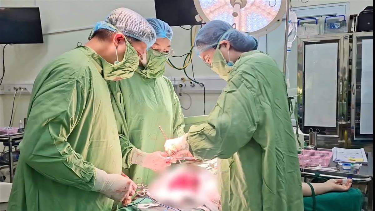 Bóc u xơ tử cung nặng 1,9 kg, bảo tồn tử cung cho người bệnh