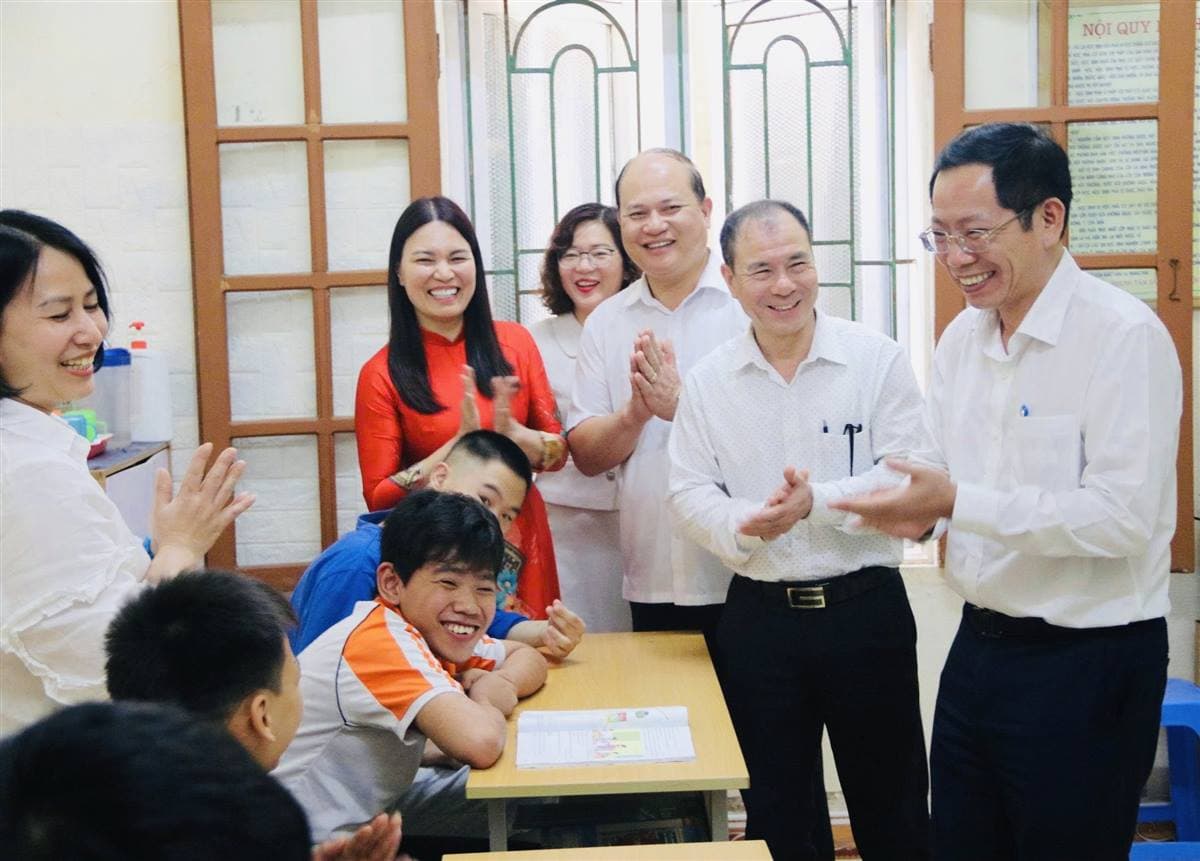 Đồng chí Vũ Tiến Phụng- Phó Chủ tịch UBND thành phố thăm, chúc mừng các đơn vị nhân kỷ niệm 10 năm Ngày Công tác xã hội Việt Nam