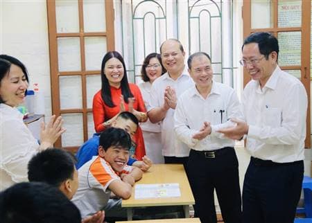 Đồng chí Vũ Tiến Phụng- Phó Chủ tịch UBND thành phố thăm, chúc mừng các đơn vị nhân kỷ niệm 10 năm Ngày Công tác xã hội Việt Nam