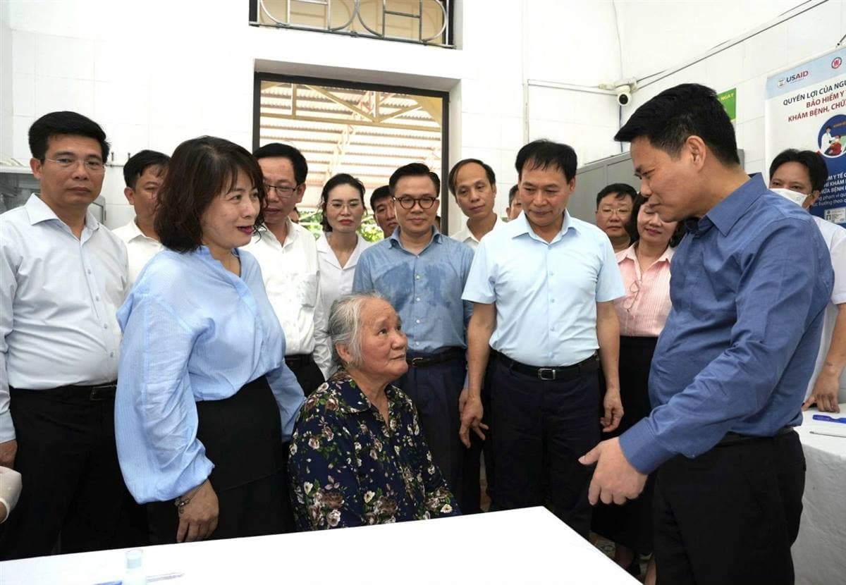 Bí thư Thành ủy Lê Ngọc Châu kiểm tra công tác khám sức khỏe định kỳ cho người cao tuổi
