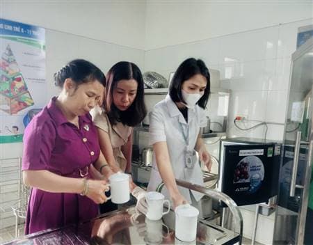 Kiểm tra việc triển khai Tháng hành động vì an toàn thực phẩm tại phường Lê Thanh Nghị. 
