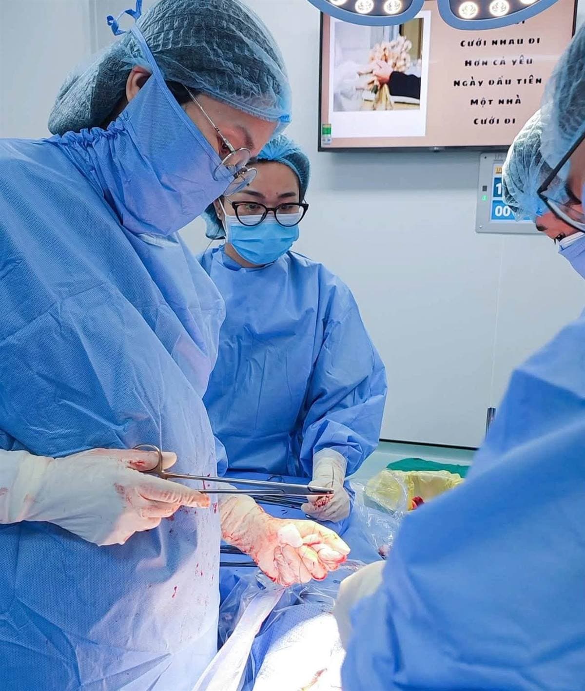 Cứu sống thai phụ 35 tuần mắc rau cài răng lược thể Percreta, tiền sản giật nặng