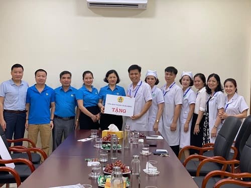 Công đoàn Ngành Y tế Hải Phòng thăm, tặng quà đoàn viên nhân dịp Tháng Công nhân