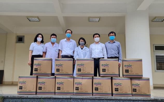 Ban Tuyên giáo Thành ủy Hải Phòng và Công ty TNHH Environ Star trao tặng 300 bộ quần áo bảo hộ phòng, chống dịch cho Sở Y tế Hải Phòng