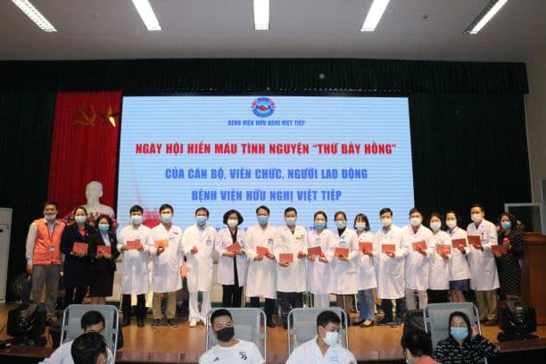  Cán bộ y tế Hải Phòng tham gia hiến máu tình nguyện 