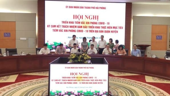 Hội nghị triển khai tiêm vắc xin phòng COVID-19, ký  cam kết trách nhiệm đảm bảo triển khai thực hiện mục tiêu tiêm chủng vắc xin phòng COVID-19