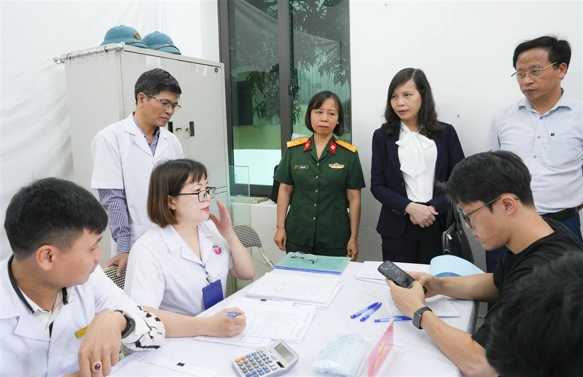 Kiểm tra khám sơ tuyển nghĩa vụ quân sự.