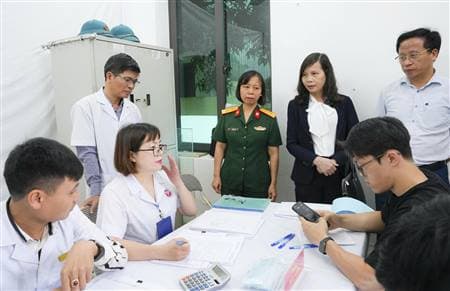 Kiểm tra khám sơ tuyển nghĩa vụ quân sự.