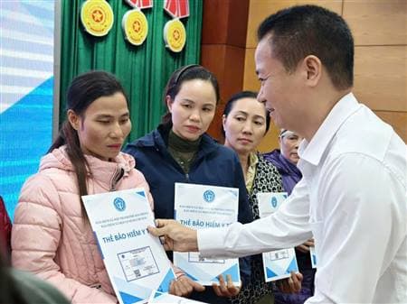 Hải Phòng huy động hơn 1,61 tỷ đồng trao thẻ BHYT, sổ BHXH cho người dân khó khăn