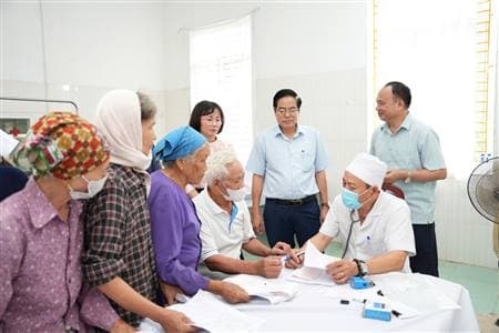 Khám và cấp thuốc miễn phí cho 2067 người cao tuổi.