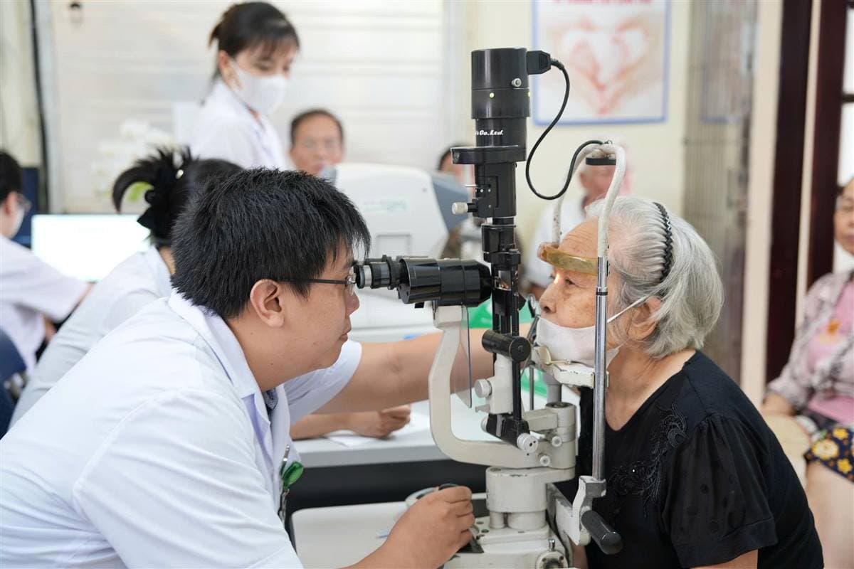 Gần 300 người cao tuổi phường Hải An số 1 được khám sàng lọc mắt