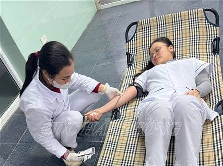 Nhân viên y tế hiến máu cấp cứu bệnh nhân