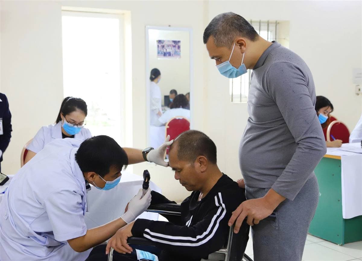 Khám mắt và tư vấn miễn phí cho bệnh nhân tâm thần.