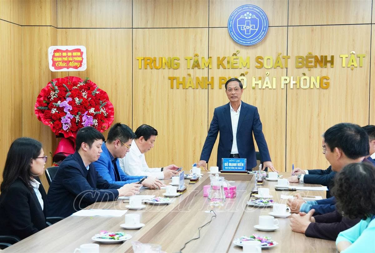 Phó Bí thư Thường trực Thành ủy thăm, chúc mừng Trung tâm Kiểm soát bệnh tật thành phố nhân dịp kỷ niệm 71 năm Ngày Thầy thuốc Việt Nam