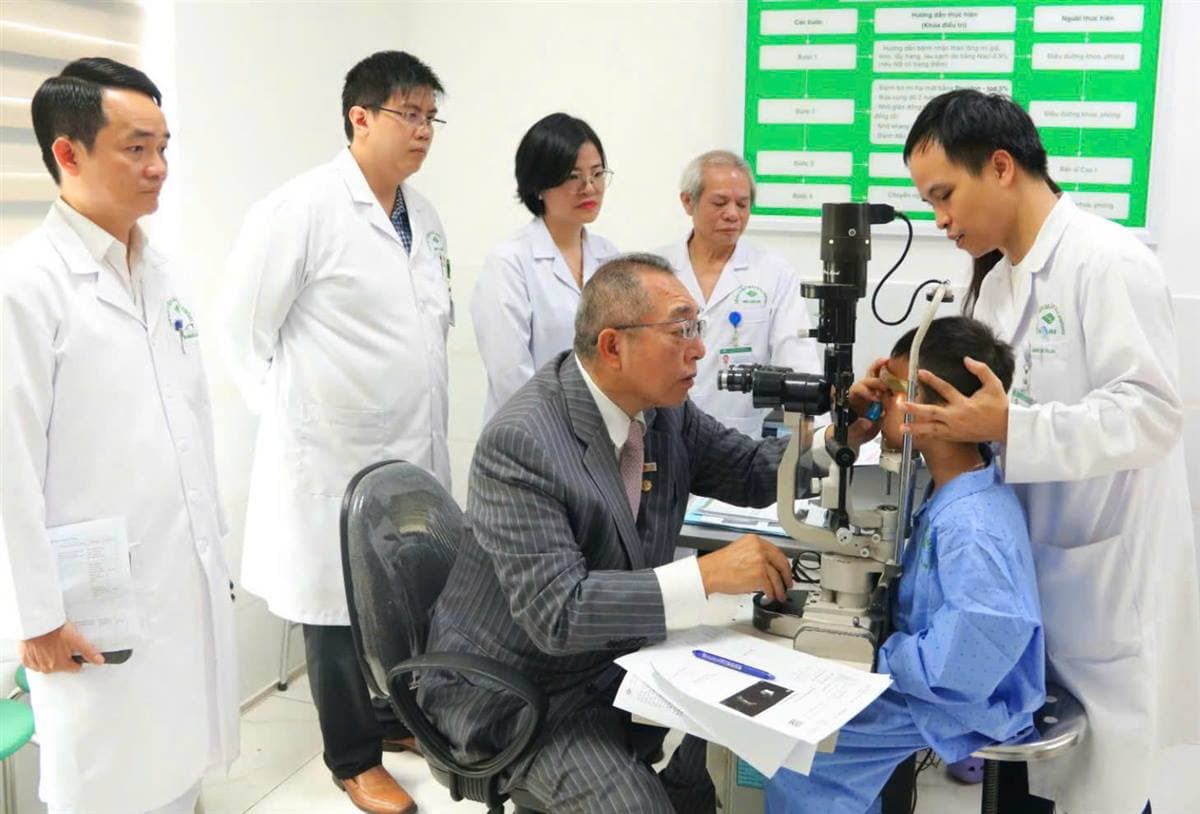 Phẫu thuật miễn phí cho 40 người bệnh lý về dịch kính, võng mạc.