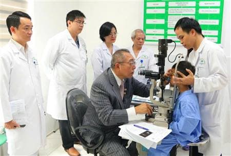 Phẫu thuật miễn phí cho 40 người bệnh lý về dịch kính, võng mạc.