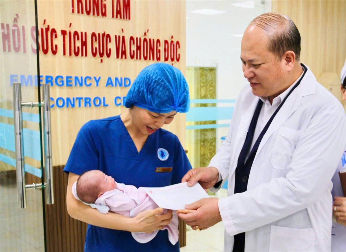 Trao 155 suất quà cho bệnh nhân có hoàn cảnh khó khăn.