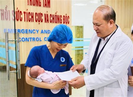 Trao 155 suất quà cho bệnh nhân có hoàn cảnh khó khăn.
