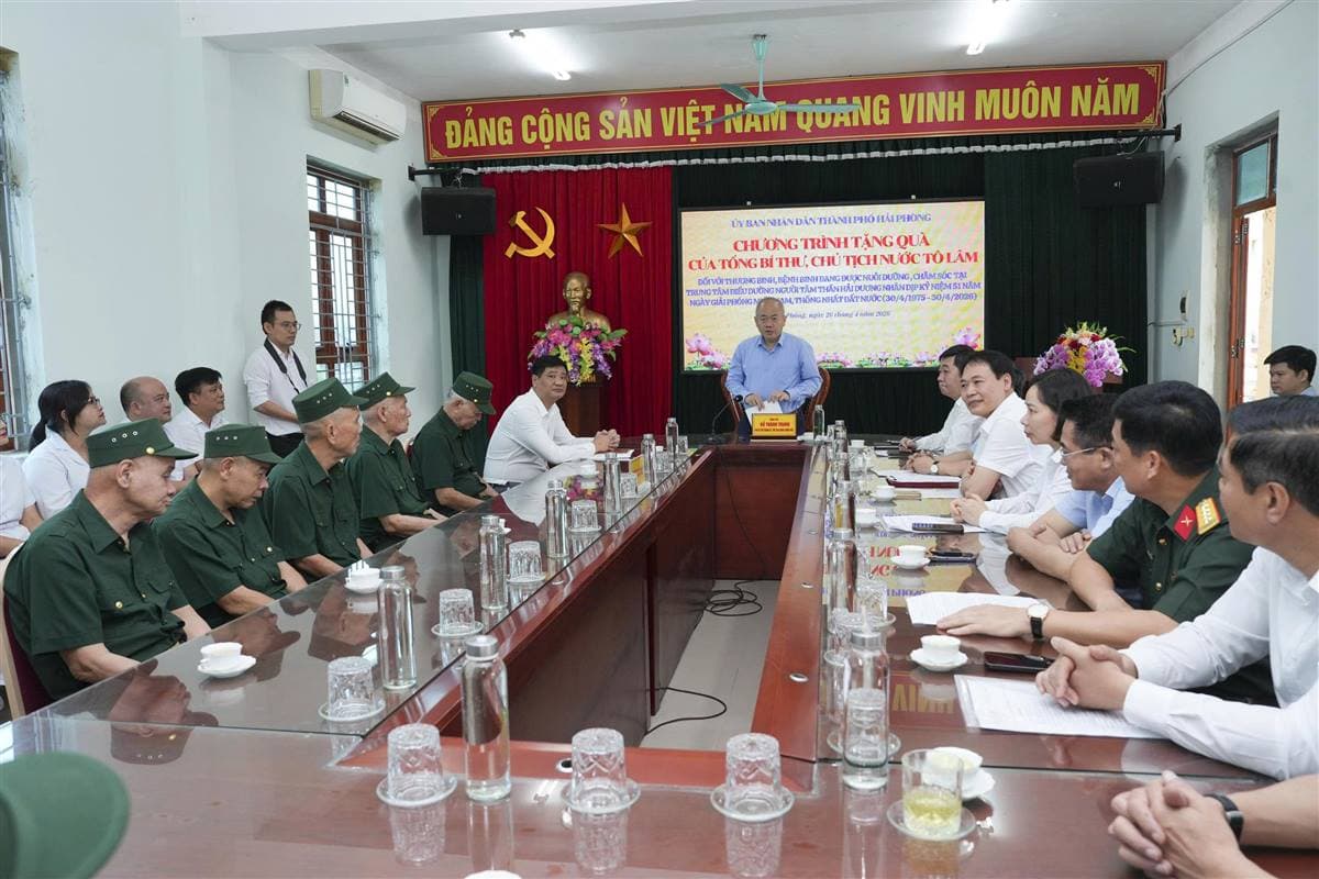 Chủ tịch UBND thành phố Đỗ Thành Trung trao quà của Tổng Bí thư, Chủ tịch nước tới thương, bệnh binh