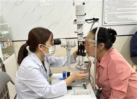 Khám sàng lọc các bệnh về mắt tại phường Thủy Nguyên