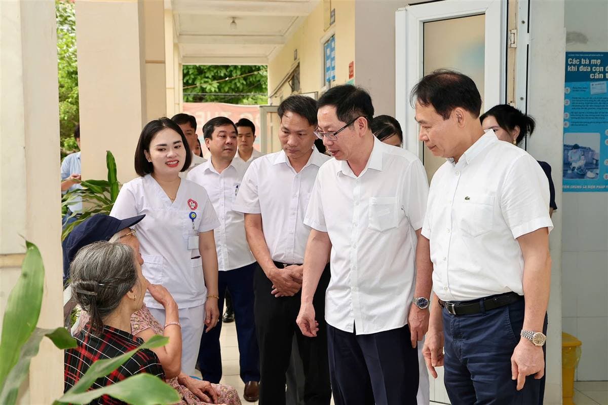 Phó Chủ tịch UBND thành phố Vũ Tiến Phụng kiểm tra tiến độ thực hiện nhiệm vụ cấp thiết, trọng tâm của ngành Y tế