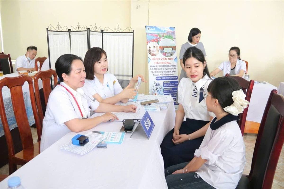 Bệnh viện Nhi Hải Phòng khám sức khỏe miễn phí cho hơn 1.000 học sinh trường Tiểu học Đồng Hòa