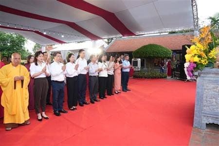 Bộ trưởng Bộ Y tế dự chương trình khám bệnh 'Vì một Việt Nam khỏe mạnh hơn' tại đền Bia.