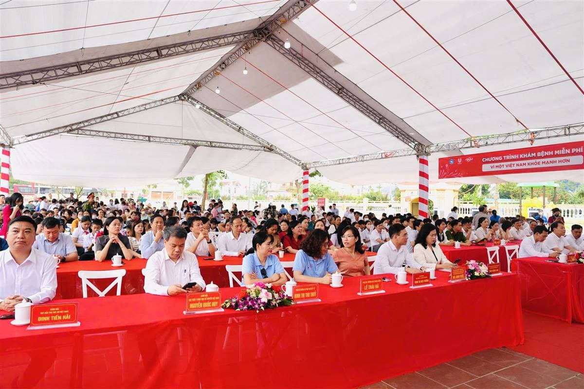 Bộ trưởng Bộ Y tế Đào Hồng Lan dự chương trình khám bệnh “Vì một Việt Nam khỏe mạnh hơn” tại Di tích Đại danh y Đào Công Chính.
