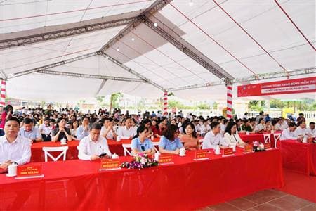 Bộ trưởng Bộ Y tế Đào Hồng Lan dự chương trình khám bệnh “Vì một Việt Nam khỏe mạnh hơn” tại Di tích Đại danh y Đào Công Chính.