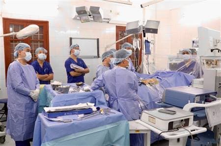 Bệnh viện Hữu nghị Việt Tiệp thực hiện thành công ca ghép thận với người cho thận cao tuổi