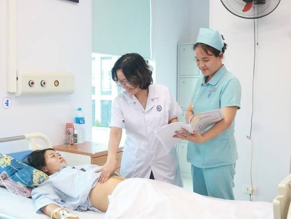 Phẫu thuật thành công khối u buồng trứng khổng lồ nặng 2,2kg cho bệnh nhân nữ 40 tuổi