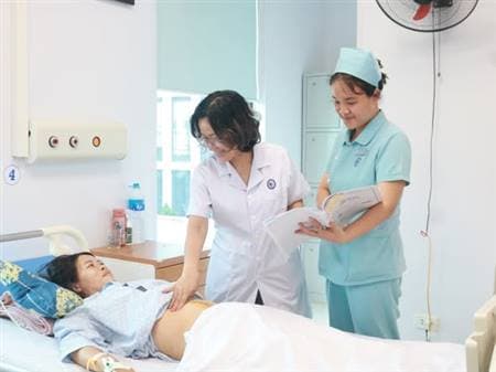 Phẫu thuật thành công khối u buồng trứng khổng lồ nặng 2,2kg cho bệnh nhân nữ 40 tuổi