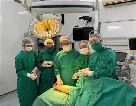 Bệnh viện Hữu nghị Việt Tiệp phẫu thuật thành công nối bàn tay bị đứt rời cho bệnh nhân bị tai nạn lao động