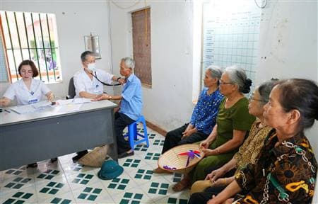 Chăm sóc, bảo vệ, nâng cao sức khỏe toàn diện cho người dân