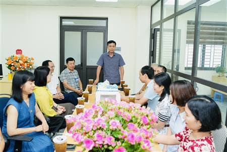 Lãnh đạo CDC Hải Phòng chúc mừng cán bộ, phóng viên Khoa Truyền thông GDSK nhân Ngày Báo chí Cách mạng Việt Nam