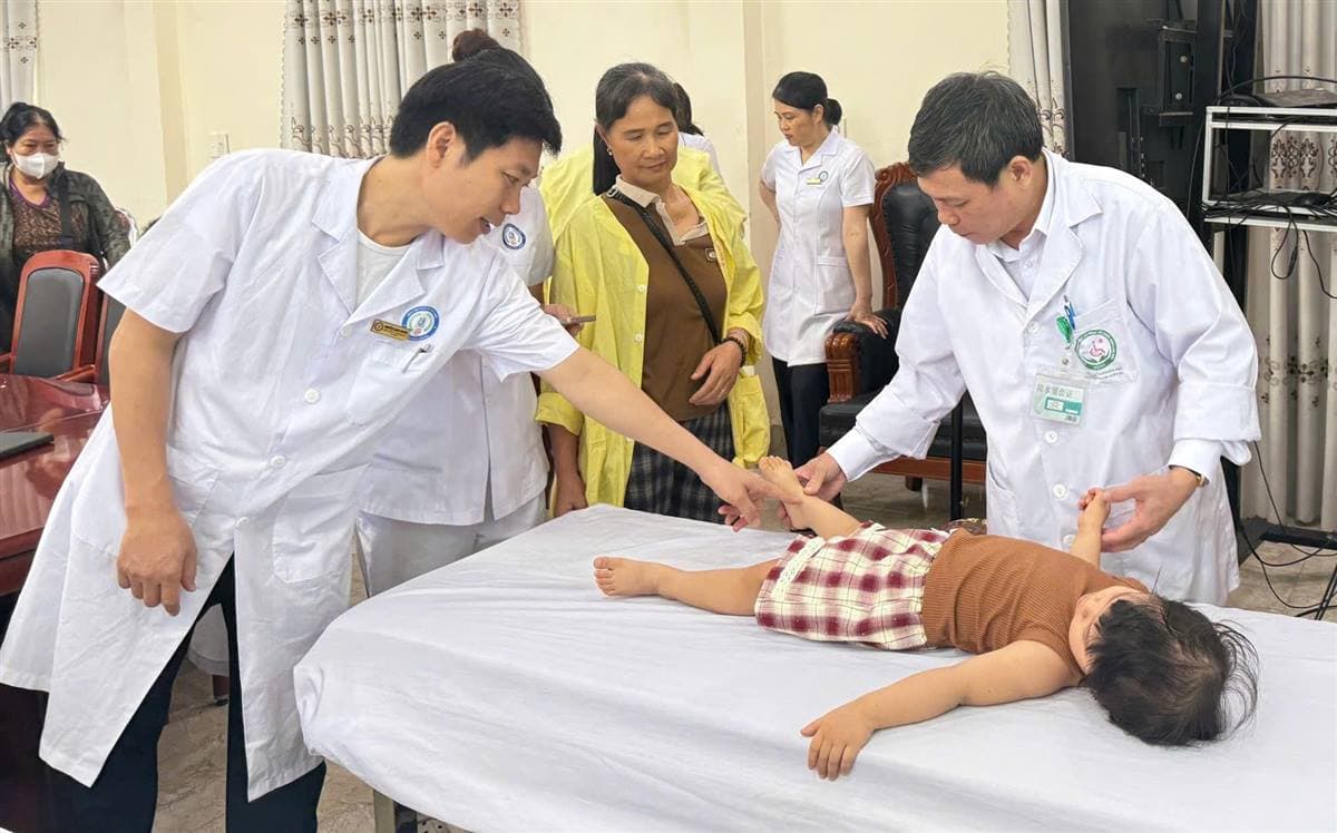 Khám, đánh giá chức năng và hỗ trợ dụng cụ chỉnh hình cho trẻ khuyết tật