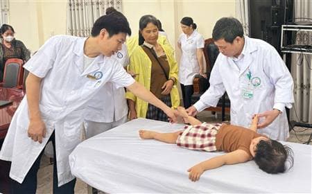 Khám, đánh giá chức năng và hỗ trợ dụng cụ chỉnh hình cho trẻ khuyết tật