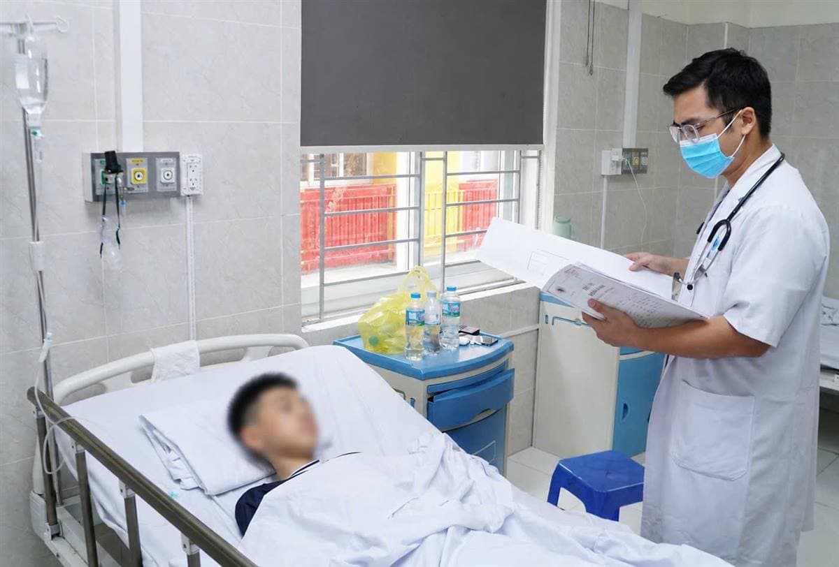 Kịp thời cứu sống bệnh nhi chuyển từ Cát Bà vào đất liền sau bão