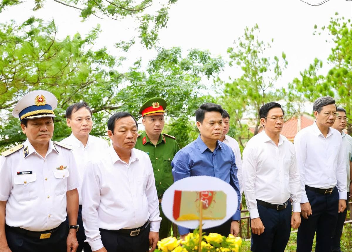 Đoàn cán bộ lãnh đạo thành phố đi thăm, viếng nghĩa trang liệt sĩ tại tỉnh Quảng Trị và tỉnh Hà Tĩnh
