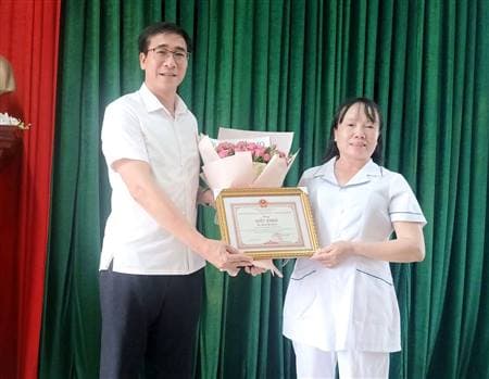 Khen thưởng đột xuất nữ hộ sinh cứu sống trẻ đuối nước