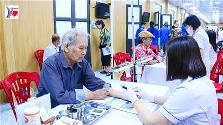 Chăm lo sức khỏe người có công và gia đình chính sách