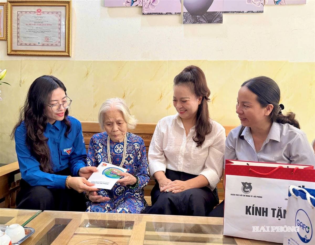 Thành Đoàn Hải Phòng thăm, tặng quà Bà mẹ Việt Nam anh hùng