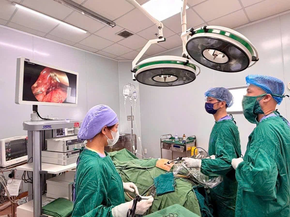 Phẫu thuật nội soi thành công bệnh nhi vỡ hành tá tràng hiếm gặp do ngã xe đạp