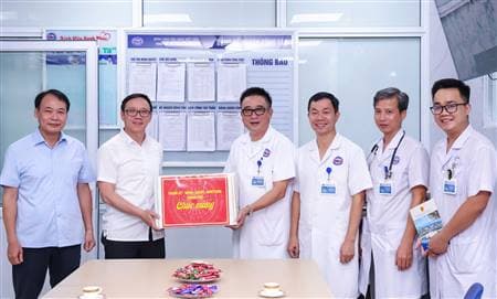 Phó Chủ tịch UBND thành phố thăm và động viên cán bộ y tế trực dịp nghỉ lễ Quốc khánh 2.9