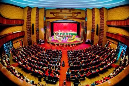 Bệnh viện Đa khoa Hải Dương nhận Cờ thi đua của Chính phủ
