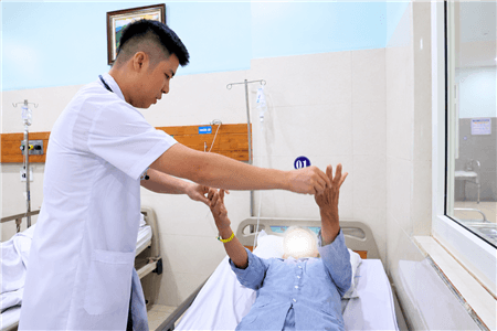 Hướng tới chăm sóc an toàn trọn đời cho người bệnh không lây nhiễm